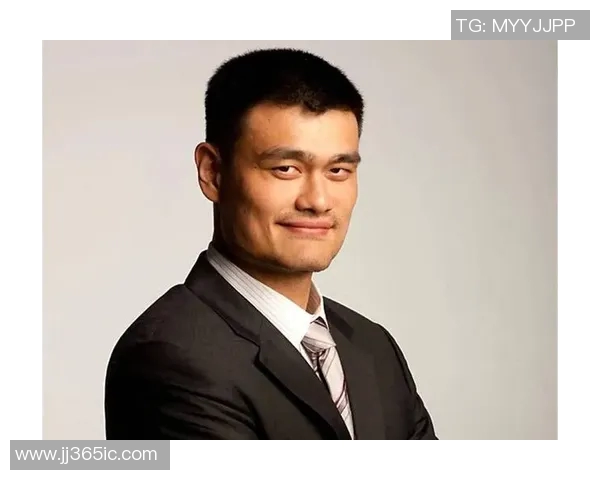 姚明街头散步引发热议球迷纷纷围观感受巨星魅力与平民生活的交融